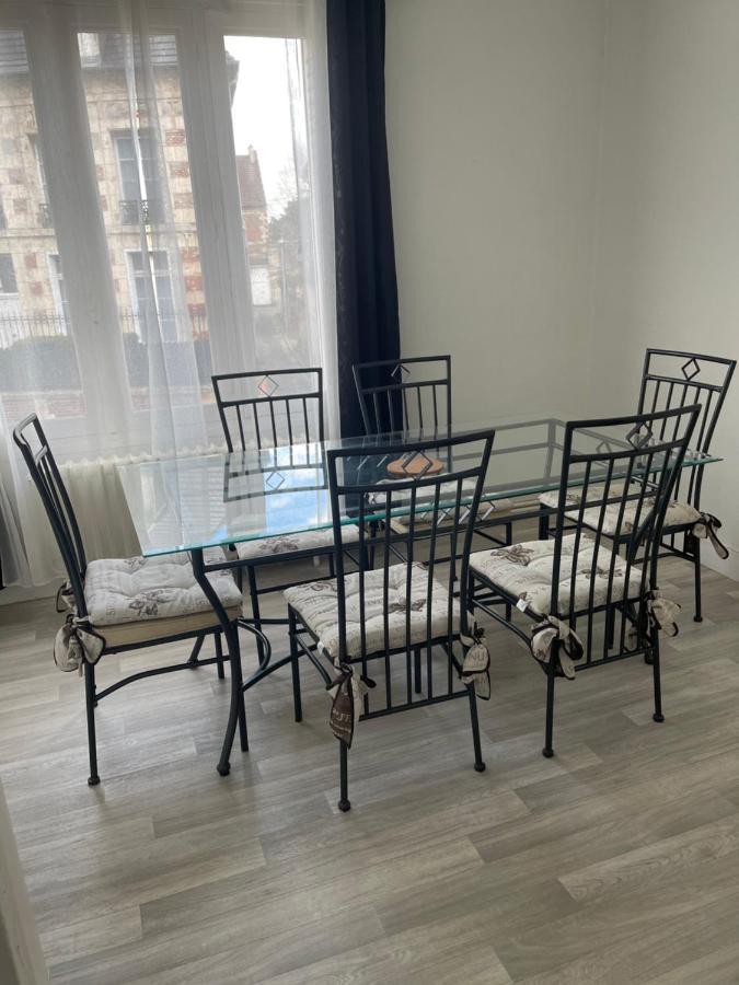 Erliz Apartment Noyon Bagian luar foto